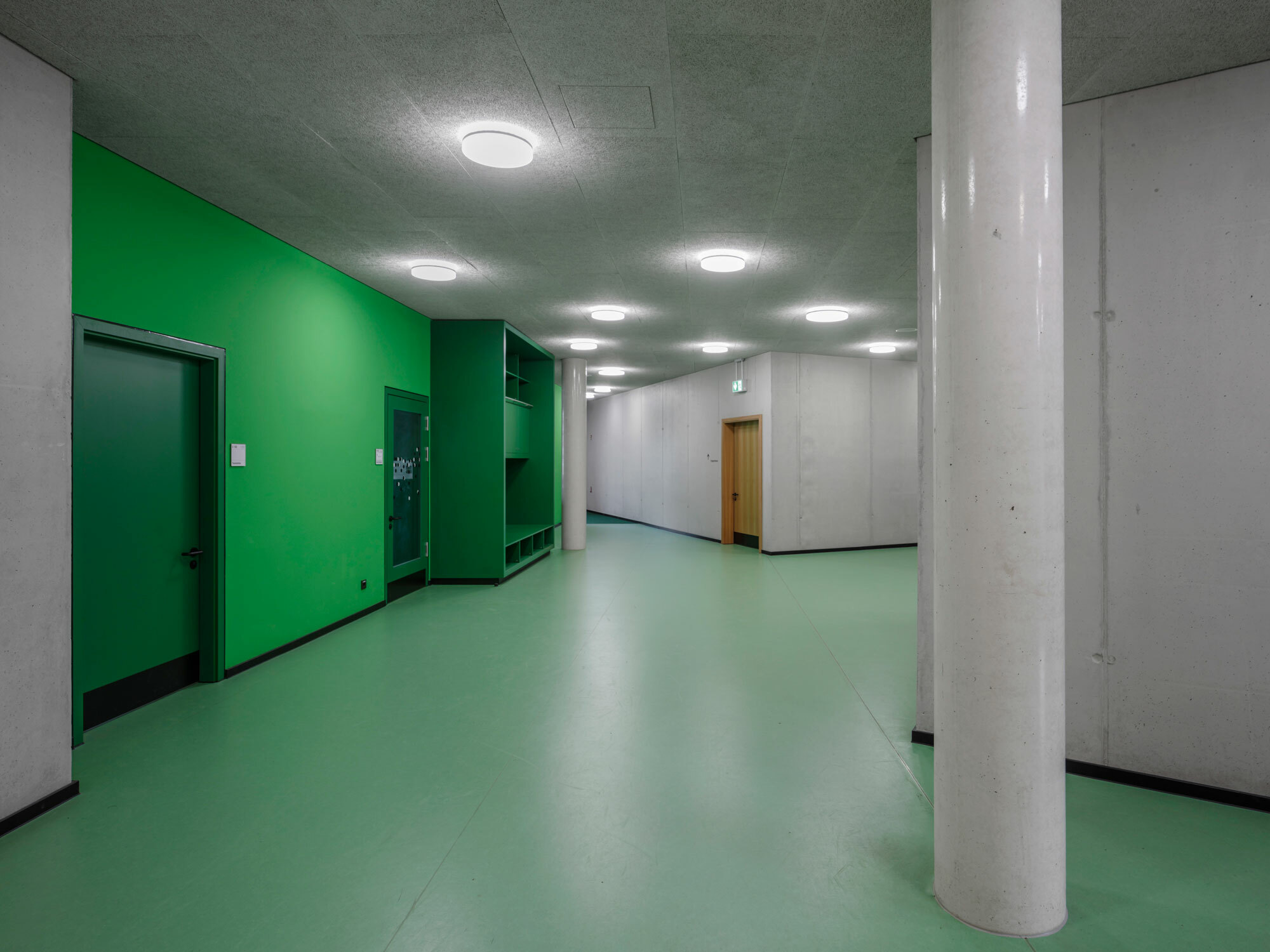 Die Innenarchitektur ist geprägt von lebendigen Raumfolgen, wobei sich Nischen, schmale Flure und weite Zonen abwechseln. 