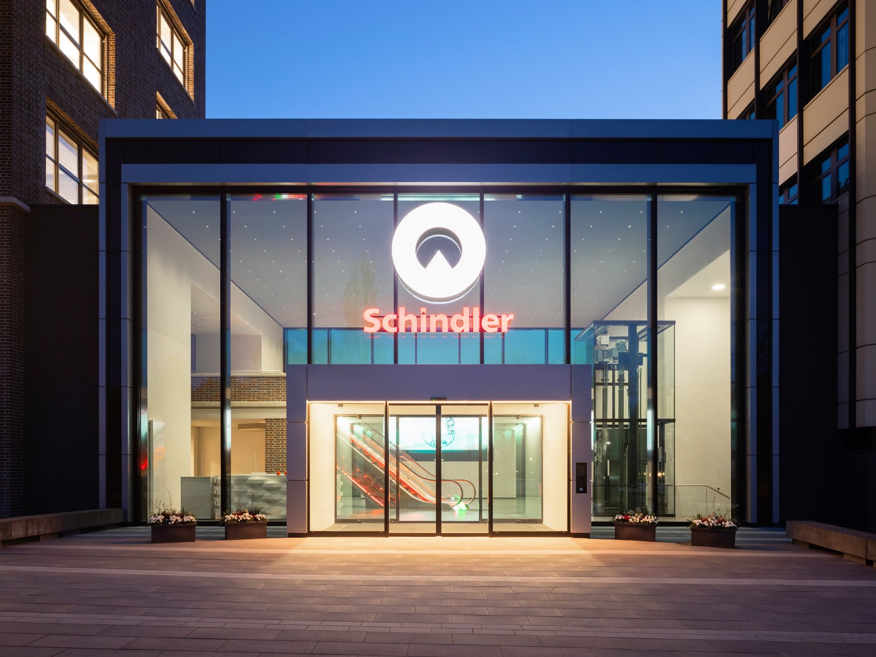 Das neue Eingangsgebäude verbindet die alten Bestandsgebäude des neuen Schindler-Campus in Berlin. Verantwortlich für Sanierung und Neubau zeichnen Gibbins Architekten aus Potsdam. 