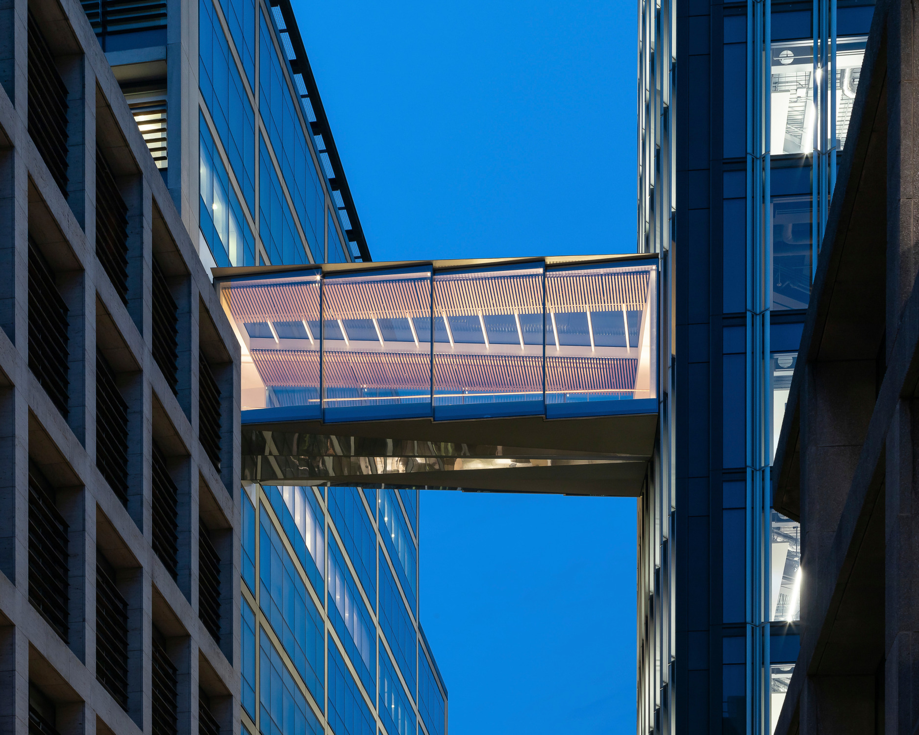 Zwei gläserene Brücken verbinden auf zwei Ebenen die gegenüberliegenden Bestandsgebäude des Hauptsitzes der Deloitte in London; der Entwurf stammt von WilkinsonEyre. 