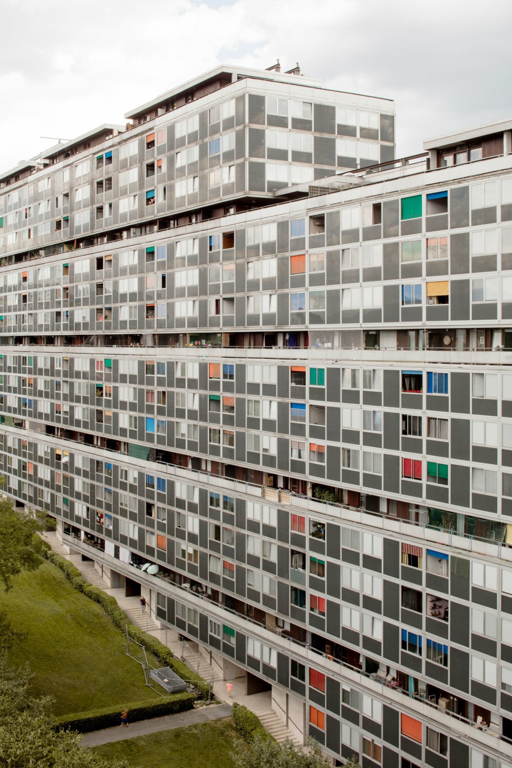 Die verbindenden Laubengänge, von den Architekten einst als Ort für nachbarschaftliches Treiben entworfen, sind heute unterteilt und nur kontrolliert zugänglich.