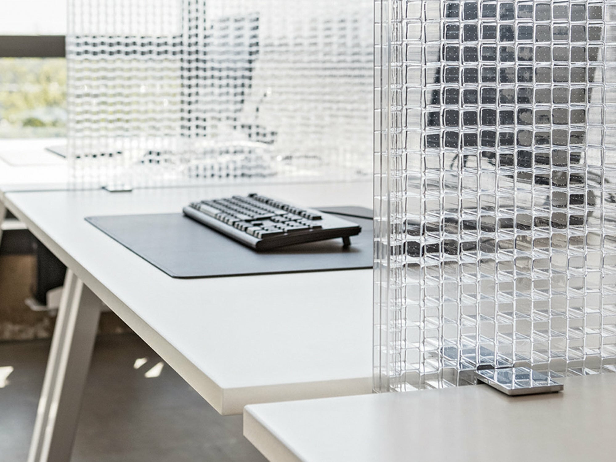 Die lichtdurchlässigen Paneele Rossoacoustic CP30 des herstellenden Unternehmens Nimbus Group dienen der akustischen Abschirmung von Arbeitsplätzen.