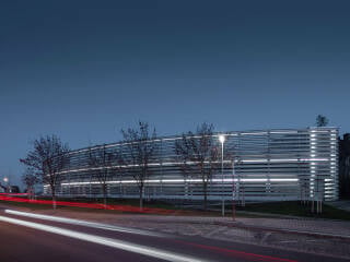 Als Neubau auf der grünen Wiese präsentiert sich das Parkhaus, das nach einem Entwurf von Fránek Architects in Dolni Brezany errichtet wurde.