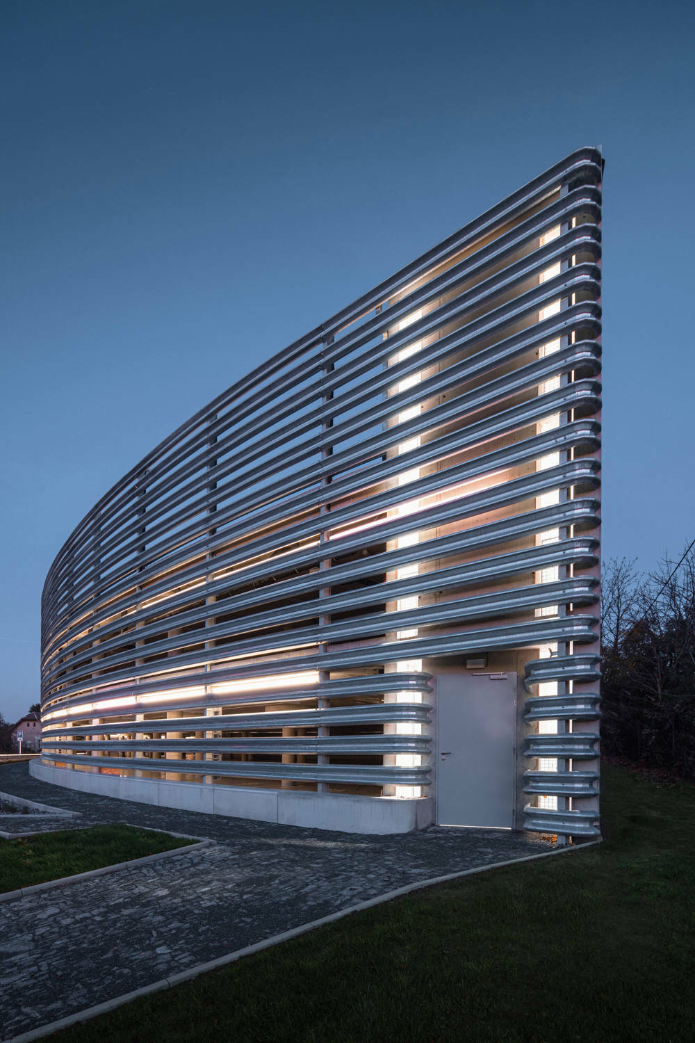 Als Bekleidung wählte das Planungsteam Leitplanken, die entsprechend gebogen und in regelmäßigen Abständen vor das Bauwerk montiert wurden. 