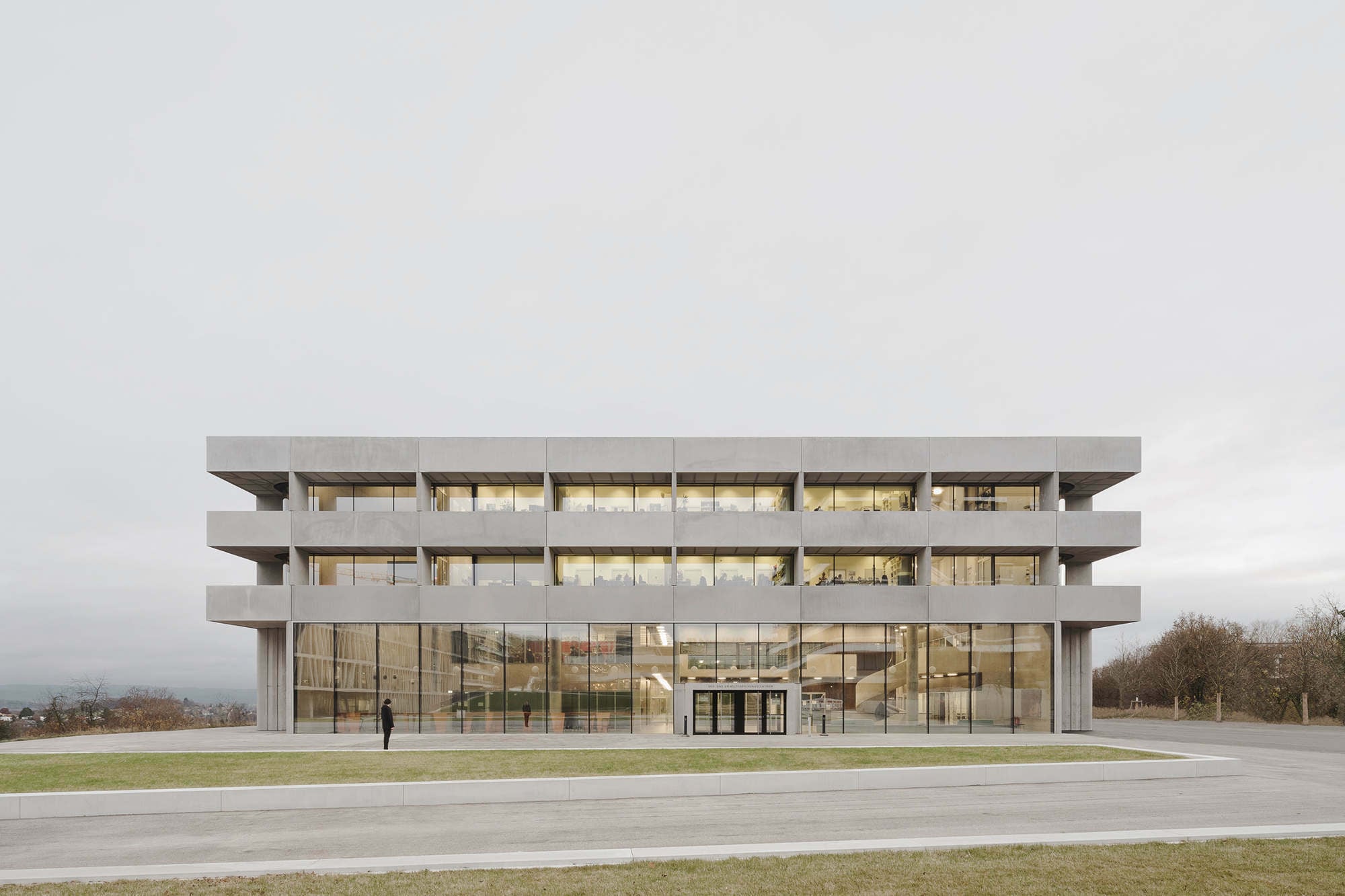 Das von Kaan Architecten entworfene und von Höhler + Partner Architekten ausgeführte Gebäude nimmt eine prominente Lage am Südende des Campus ein.