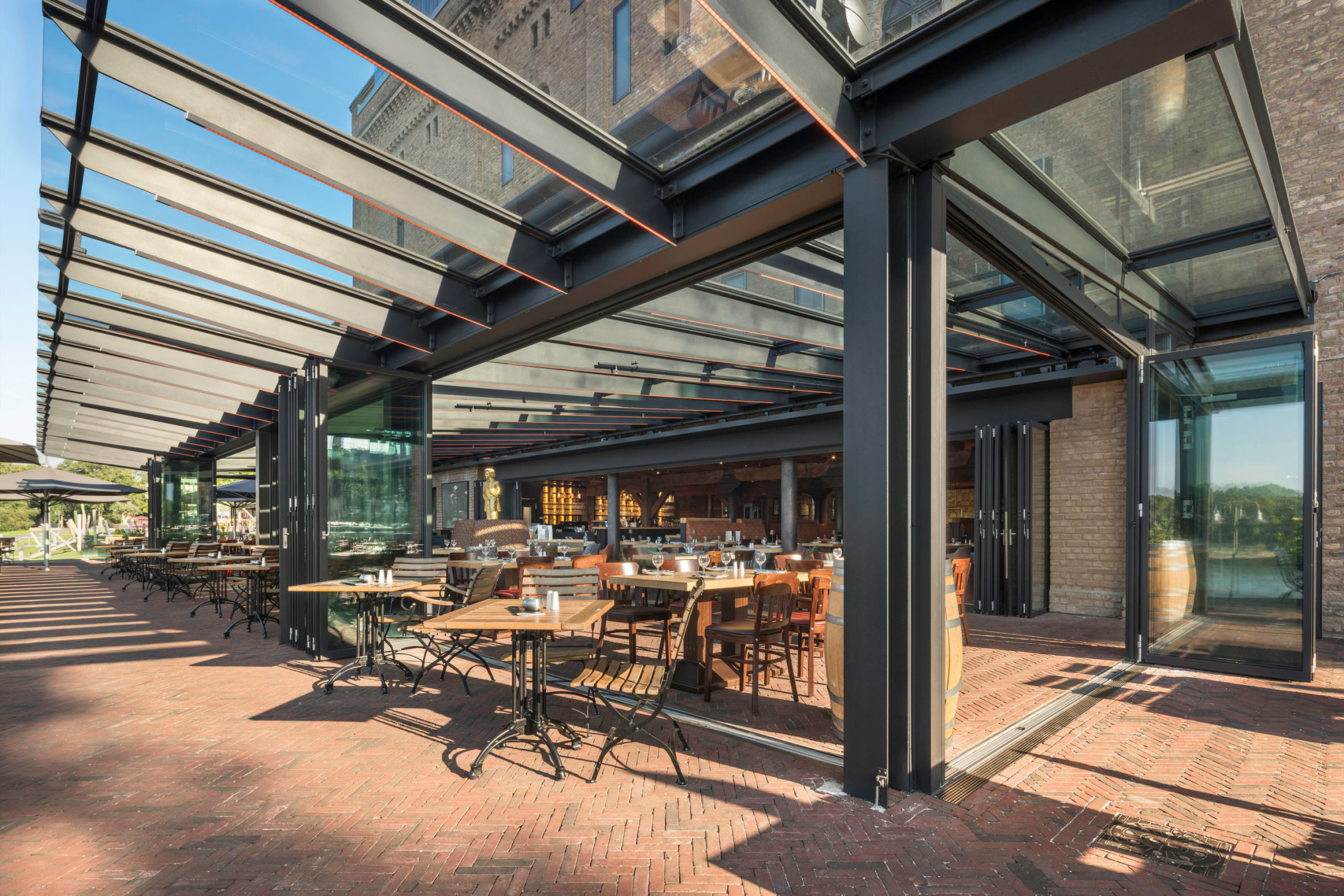 Zusätzlich öffnen die Fassaden den Wintergarten auf allen drei Seiten und ermöglichen so die Vergrößerung der vorgelagerten Terrasse.