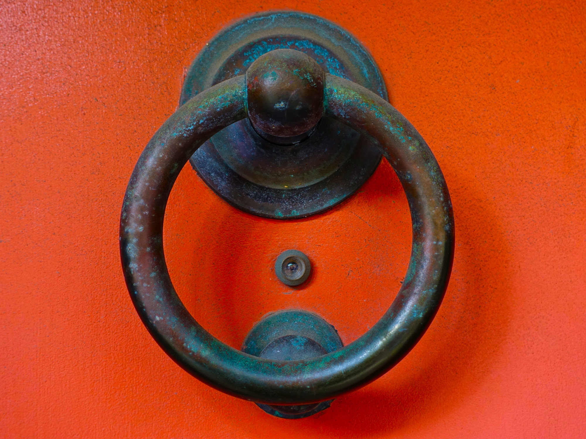 Ein beweglicher Ring aus Metall wird auf eine Metallplatte aufgeschlagen und erzeugt einen kräftigen Klopfton. 