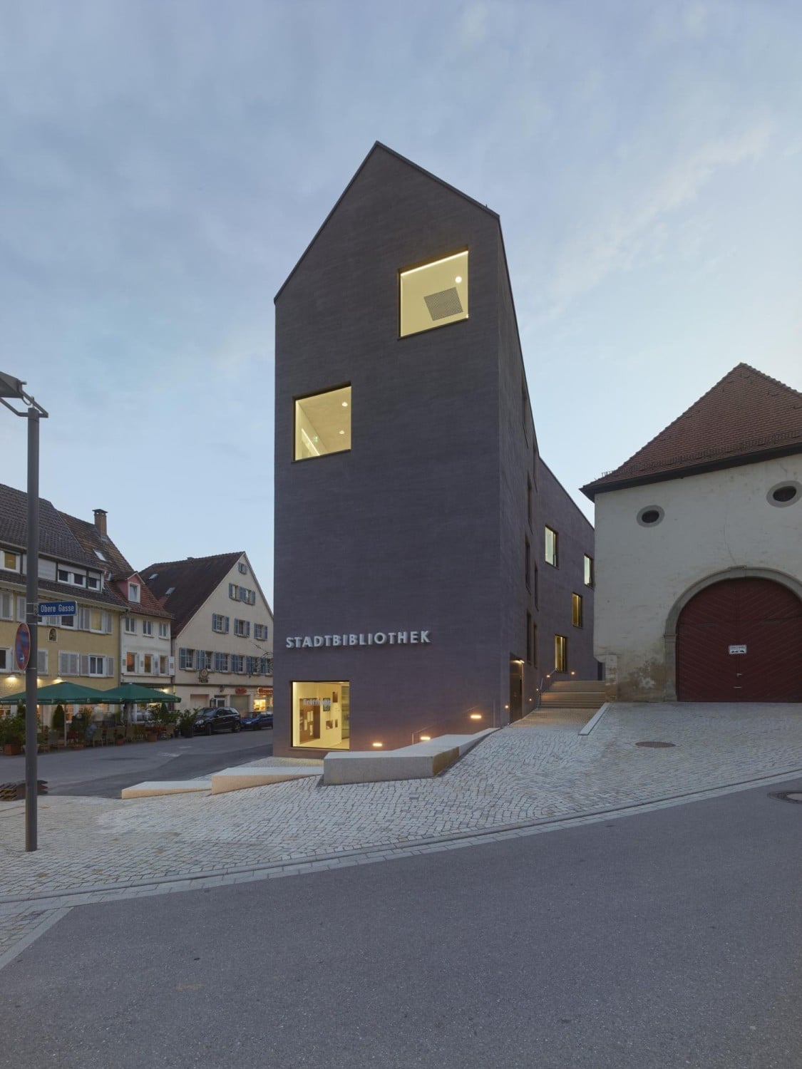 Während sich Kubatur und Materialität in das historische Stadtgefüge einpassen, setzen moderne Elemente starke Kontraste.