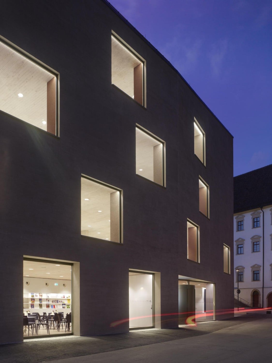 Die Fassadengestaltung mit verputztem Mauerwerk entspricht der ortstypischen Materialität.