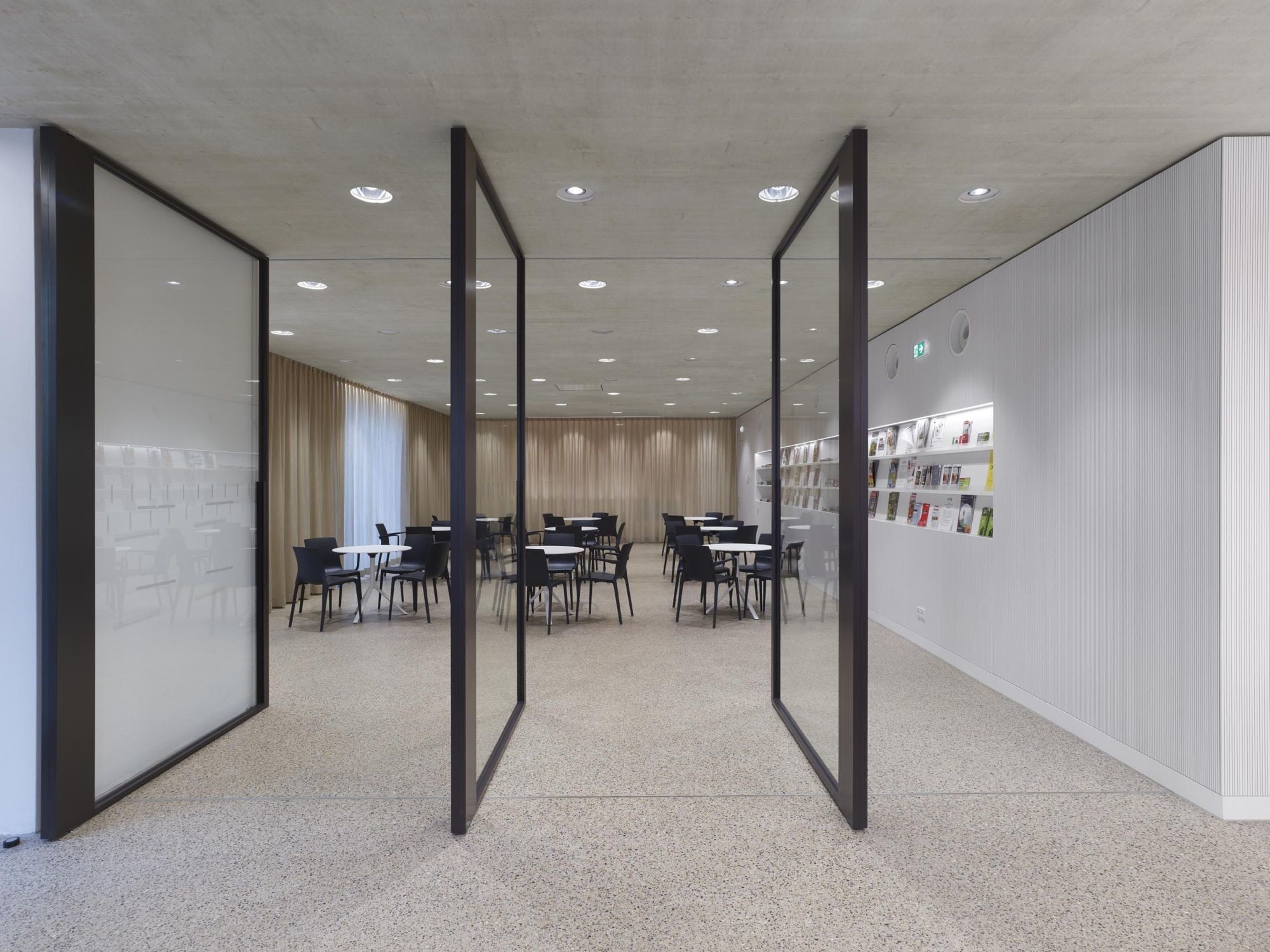 Café und Foyer können durch drei raumhohe Glastüren bei Veranstaltungen zu einem großen Saal verbunden werden.