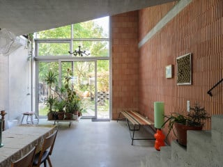 Das von Michelle Howard entworfene Stacked House entstand in einer Baulücke in Berlin-Weißensee.