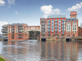 Das denkmalgeschützte Ensemble der Burgmühle (rechts) und des Mehlspeichers (links im Bild) ist ein Blickfang der Dominsel von Brandenburg an der Havel.