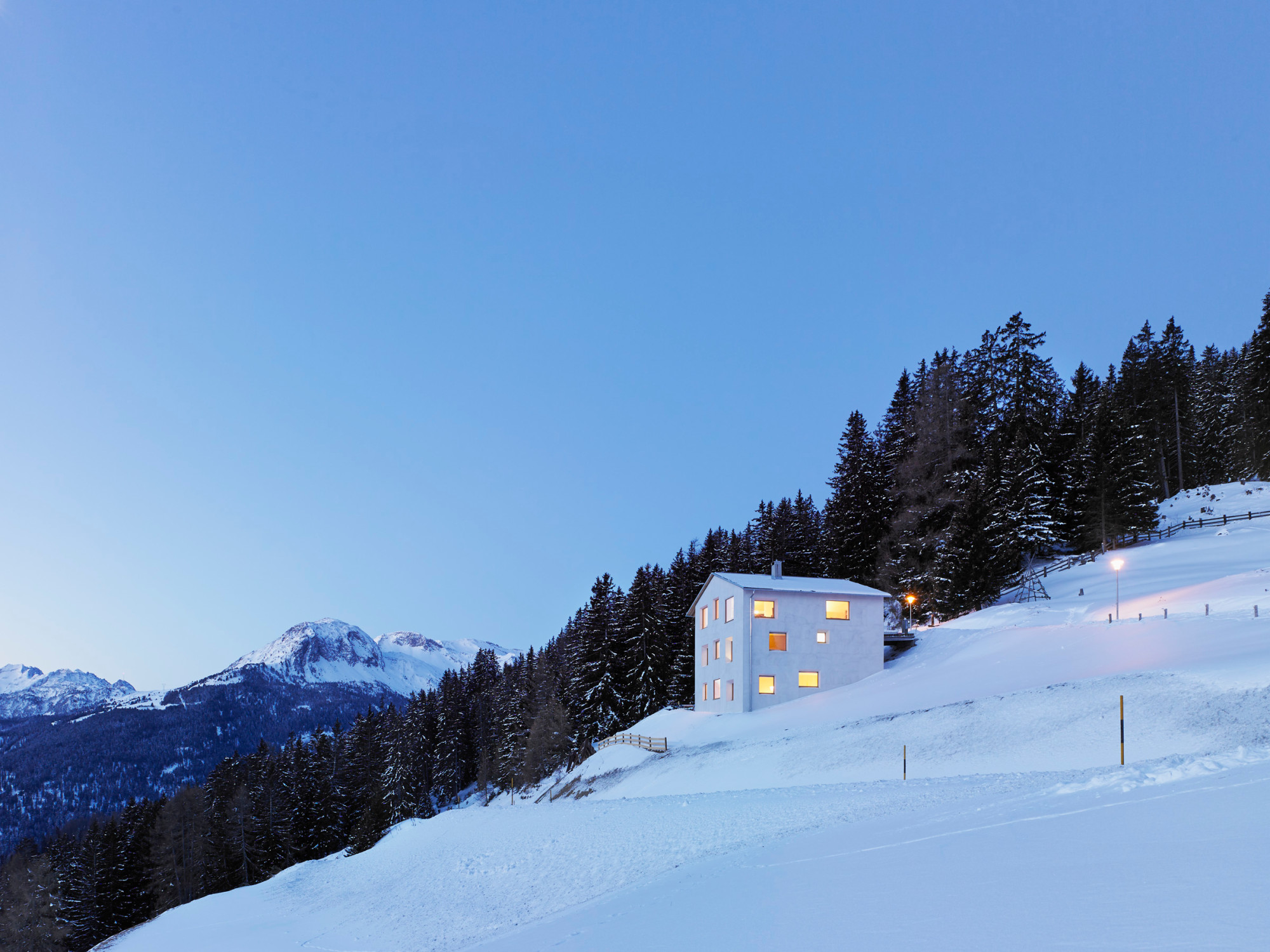 Röösli Architekten entwarfen das Wohnhaus mit drei Geschossen und leicht geneigtem Satteldach. 