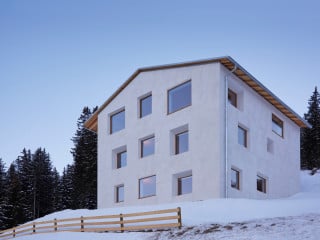 In steiler Hanglage am Dorfrand von Lohn auf 1.500 Meter Höhe bietet ein Neubau mit lichten Räumen einen imposanten Ausblick über das Val Schoms und auf die gegenüberliegende Bergkette.