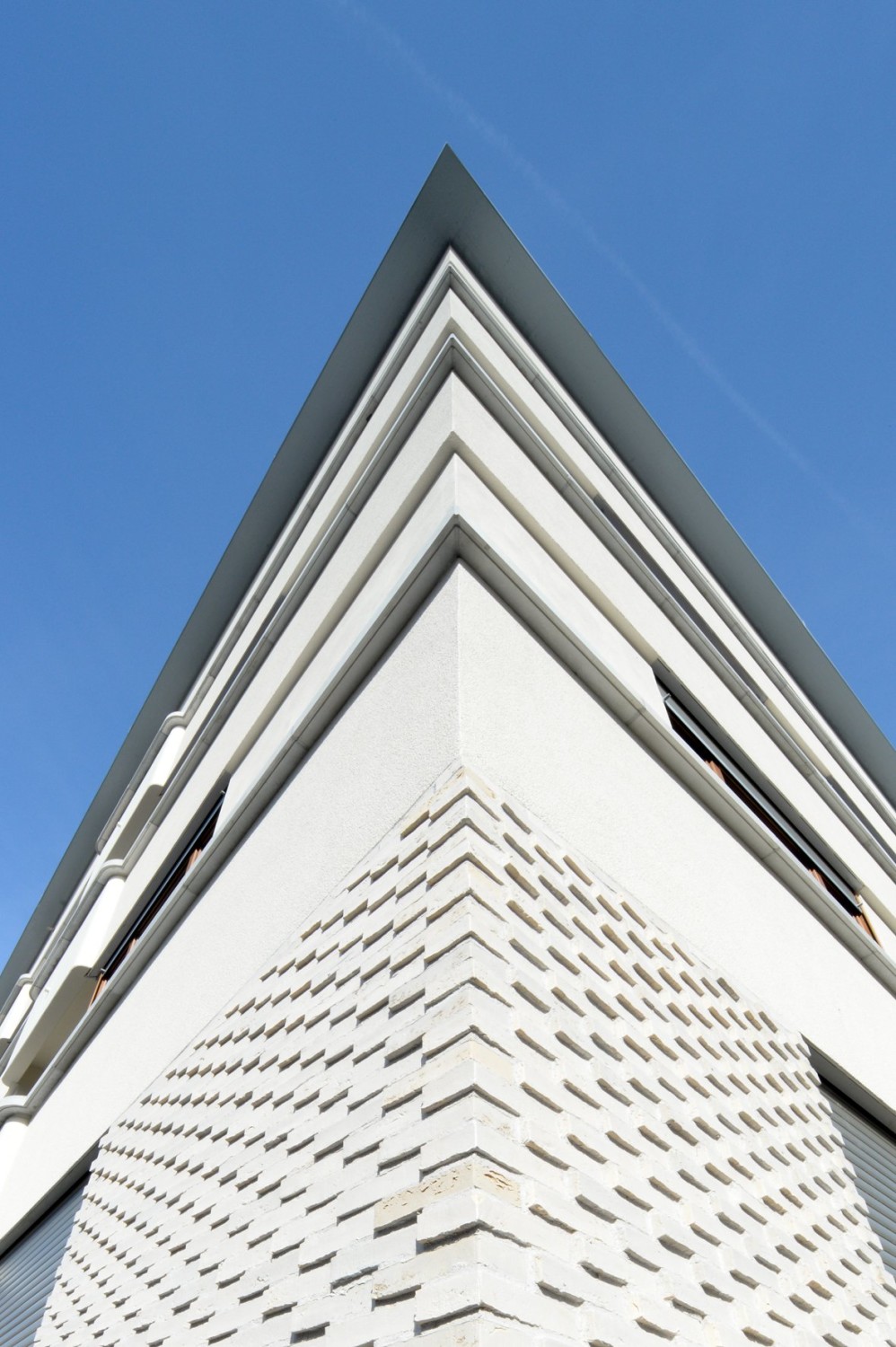 Während das Erdgeschoss als zweischalige, verklinkerte massive Wand ausgeführt ist, sind alle Obergeschosse in monolithischer Ziegelbauweise errichtet. 