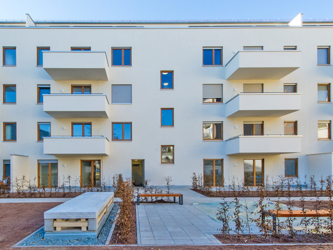 Stefan Forster Architekten entwarfen den Gebäuderiegel, der mit zwei kurzen Flügeln an die Blockrandbebauung der 1950er-Jahre anknüpft (Westansicht).