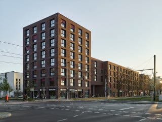 Das Medienfenster genannte Gebäude umfasst 153 möblierte Appartements und zehn Gewerbeeinheiten mitten im Berliner Wissenschafts- und Technologiestandort Adlershof.