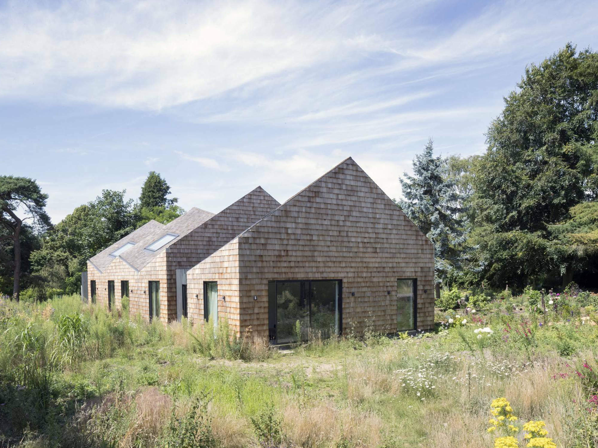 Auf fünf Hektar in Aldringham, im ostenglischen Suffolk, entstand die kleine Herberge Five Acre Barn, nach Plänen des Architekturbüros Blee Halligan.