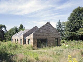 Auf fünf Hektar in Aldringham, im ostenglischen Suffolk, entstand die kleine Herberge Five Acre Barn, nach Plänen des Architekturbüros Blee Halligan.