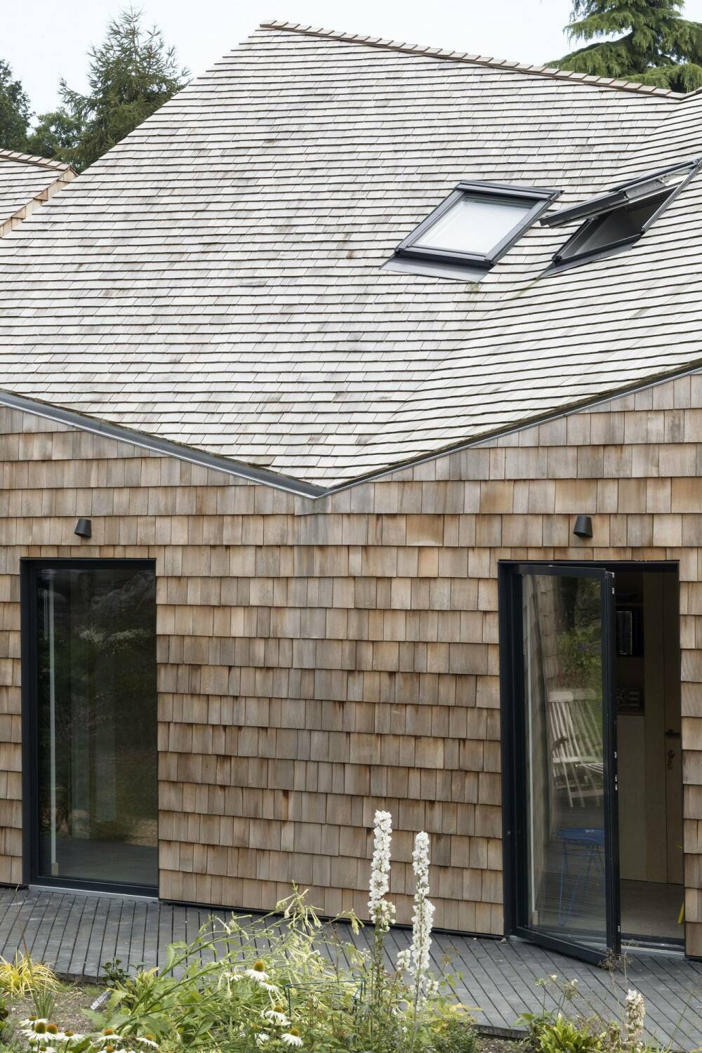 Die Fenster der alternierend geneigten Dachflächen ermöglichen eine optimale natürliche Belüftung und sorgen für Lichteinfall aus unterschiedlichen Richtungen.