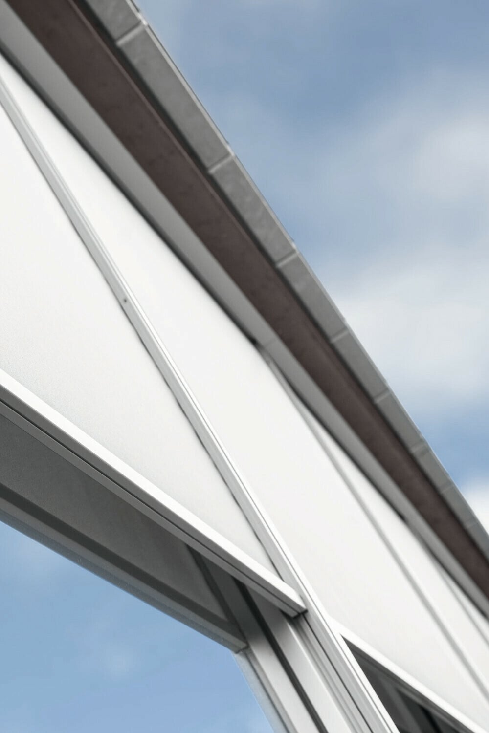 Ein glattes Tuchbild und hohe Windstabilität zeichnen die seitlich geführte Fensterbeschattung aus.