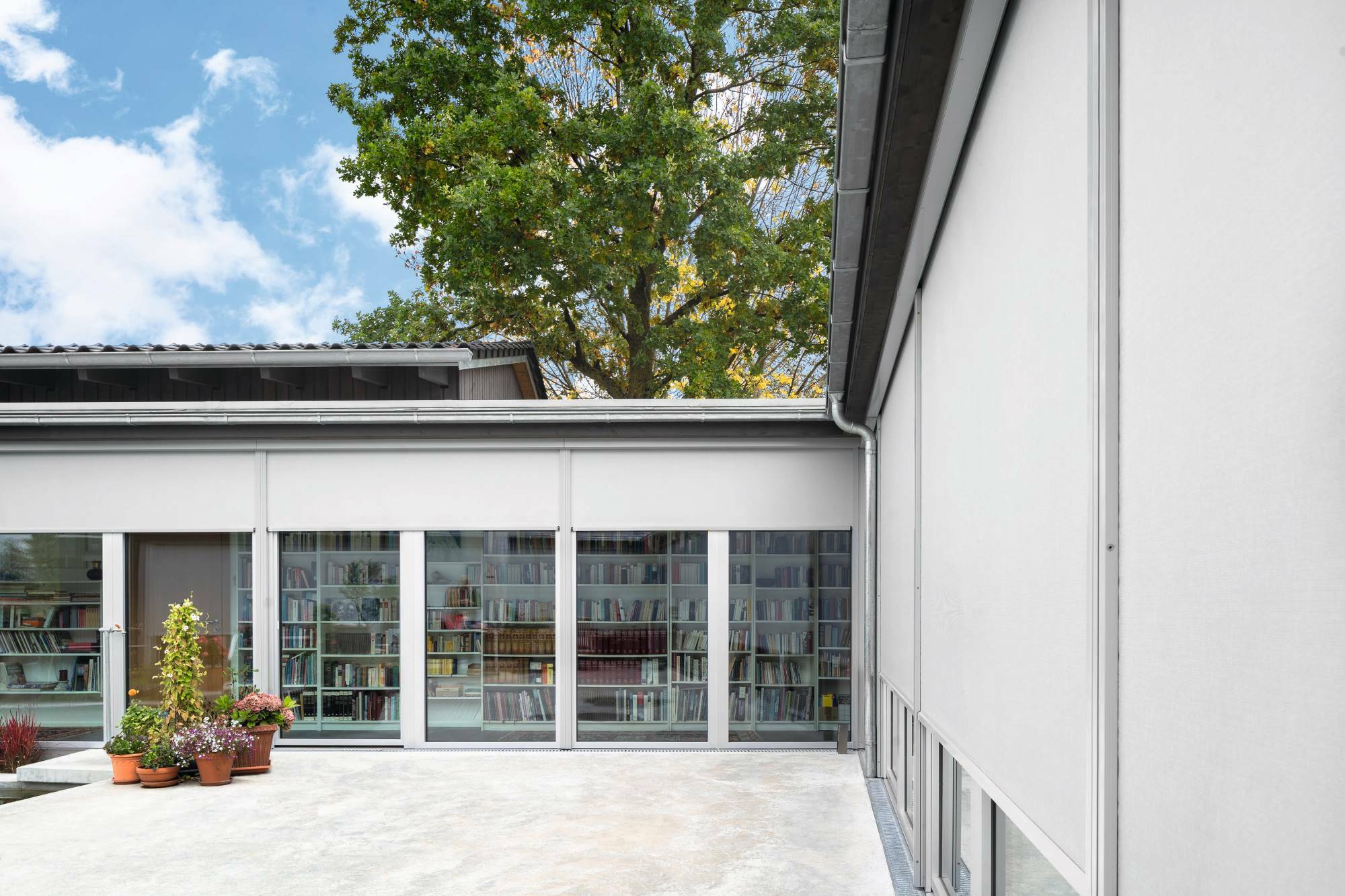Wenn Fenster mit einem hochwertigen Sonnenschutz ausgestattet sind, lassen sich laut einer Studie der Industrievereinigung Rollladen-Sonnenschutz-Automation (IVRSA) bis zu 50 Prozent Kühlenergie und bis zu 30 Prozent Heizenergie einsparen.