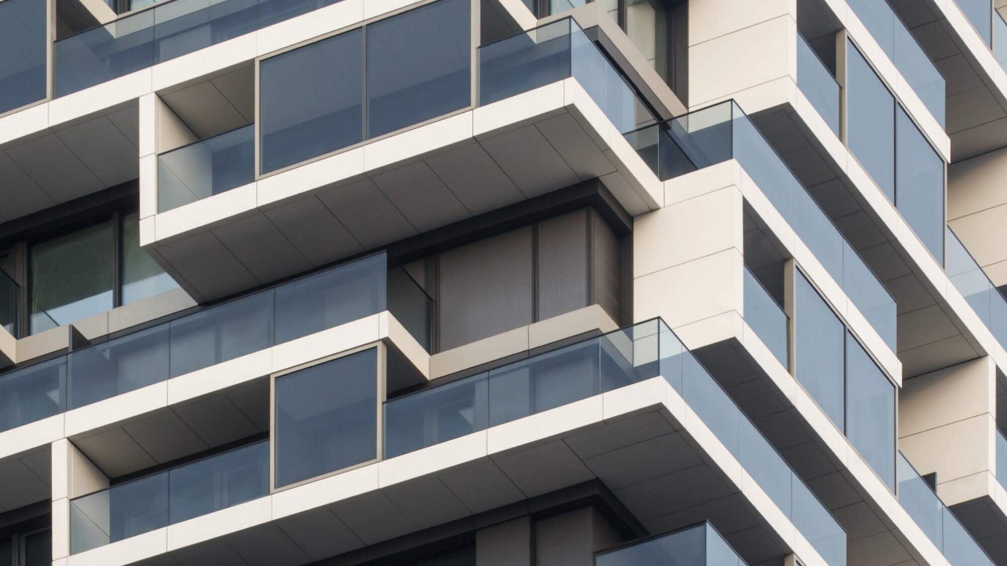 Der aus Aluminium gefertigte Metallbehang ermöglicht einen effektiven Sonnenschutz, ohne die Aussicht stark zu beinträchtigen, denn der Öffnungswinkel beträgt ca. 18 bis 24 Prozent. 