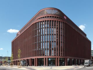 In direkter Nachbarschaft zum Hauptbahnhof Hannover und unweit des alten Fernsehturms erhebt sich mit dem neuen Bürogebäude der Deutschen Bahn ein auffälliger Klinkerbau: das Lister Dreieck.