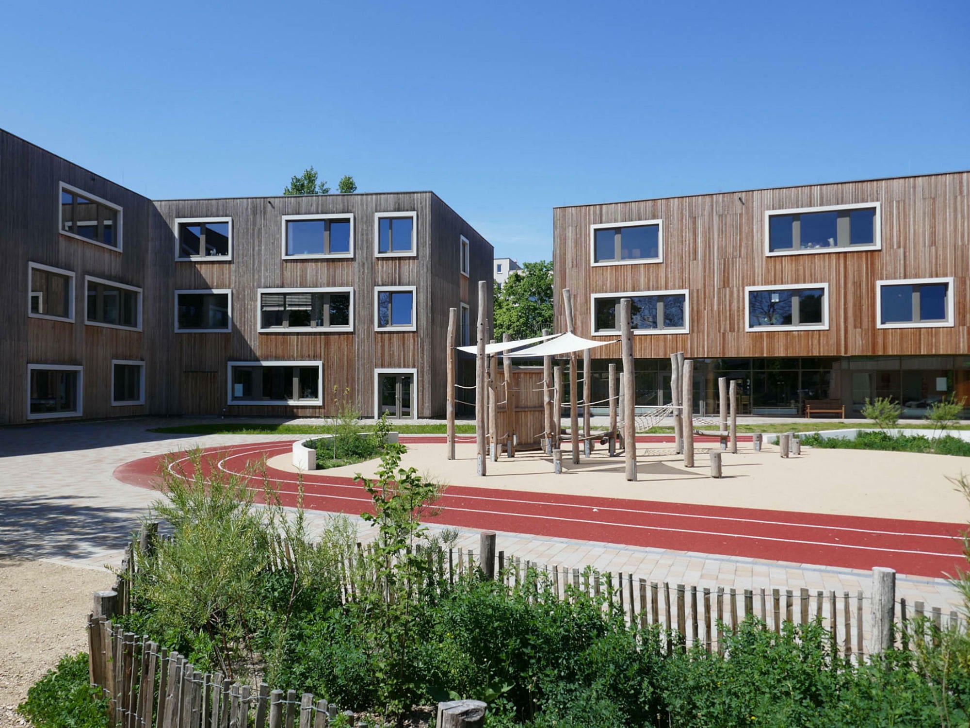 Beim Waldorf-Campus in Berlin-Schöneberg (Kersten Kopp Architekten, 2018/2021), einem weitgehend aus vorgefertigten Bauteilen errichteten Holzbau, bestehen die Innenwände und Decken aus Massivholz.