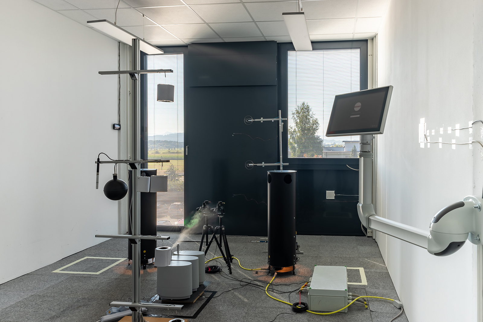 In das Fassadensystem integriert sind neben einer Photovoltaikanlage zur Stromerzeugung außerdem eine Kleinstwärmepumpe zum Heizen und Kühlen sowie ein dezentrales Lüftungsgerät mit Wärmerückgewinnung.