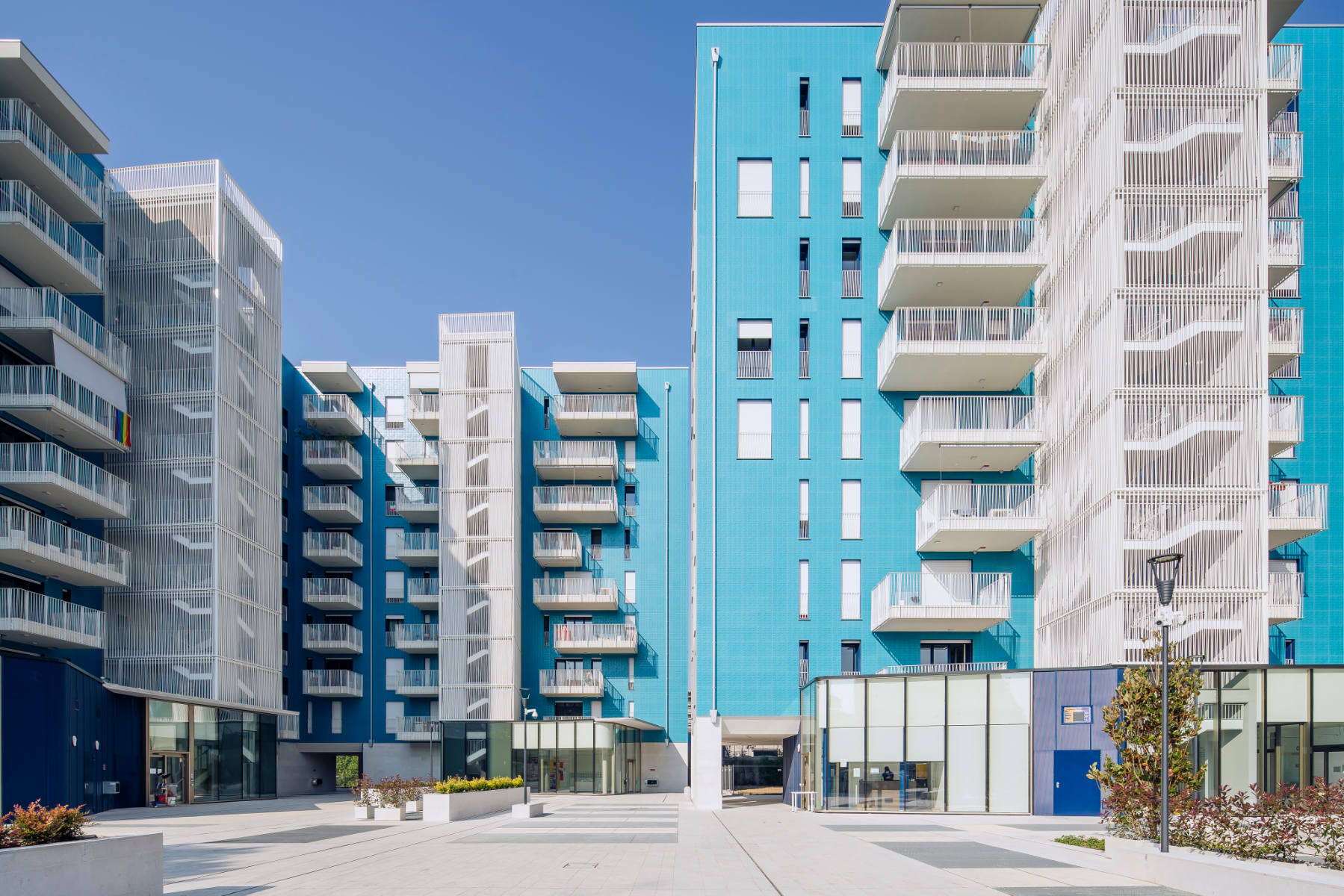 Die leuchtend azurblaue, keramische Haut verleiht den Neubauten den Charakter einer Landmarke. 