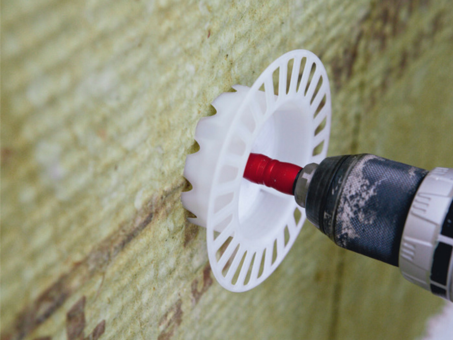 Die neue Putzträgerplatte für WDVS Coverrock X-2 von Rockwool ist ab Werk beidseitig mit einer Haftbrücke beschichtet.