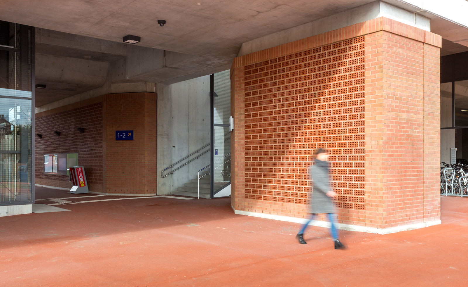 Eine spezielle Lochung im Ziegelstein absorbiert den Schall und reduziert dadurch die Lärmbelastung für die Reisenden und auch für die Anwohner erheblich. 