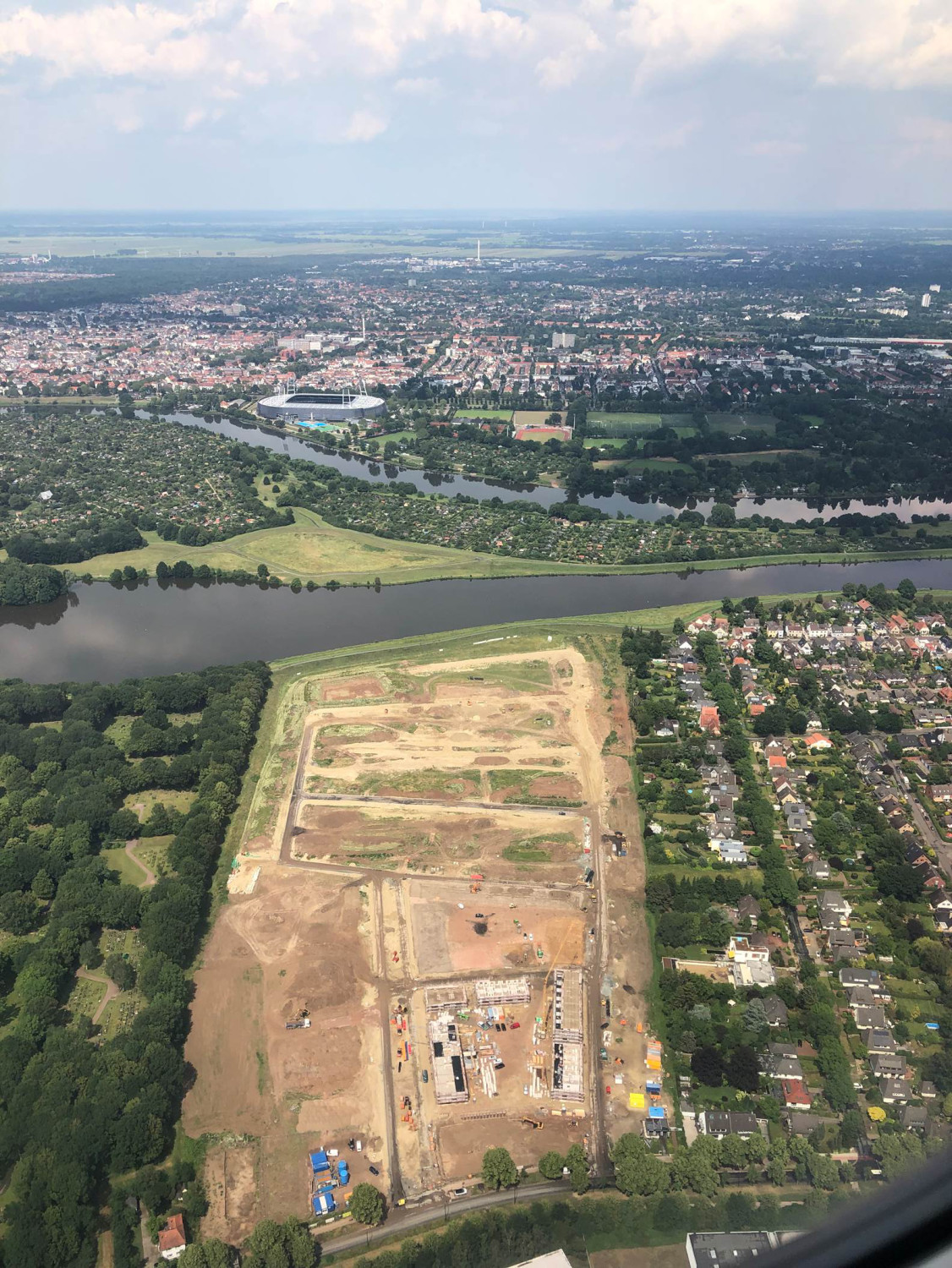 Die Gartenstadt Werdersee ist eines der umfangreichsten Bauprojekte Bremens. In dem neuen Wohngebiet sollen 590 Häuser und Wohnungen im KfW-Standard 55 mit einer unabhängigen Energieversorgung entstehen. 