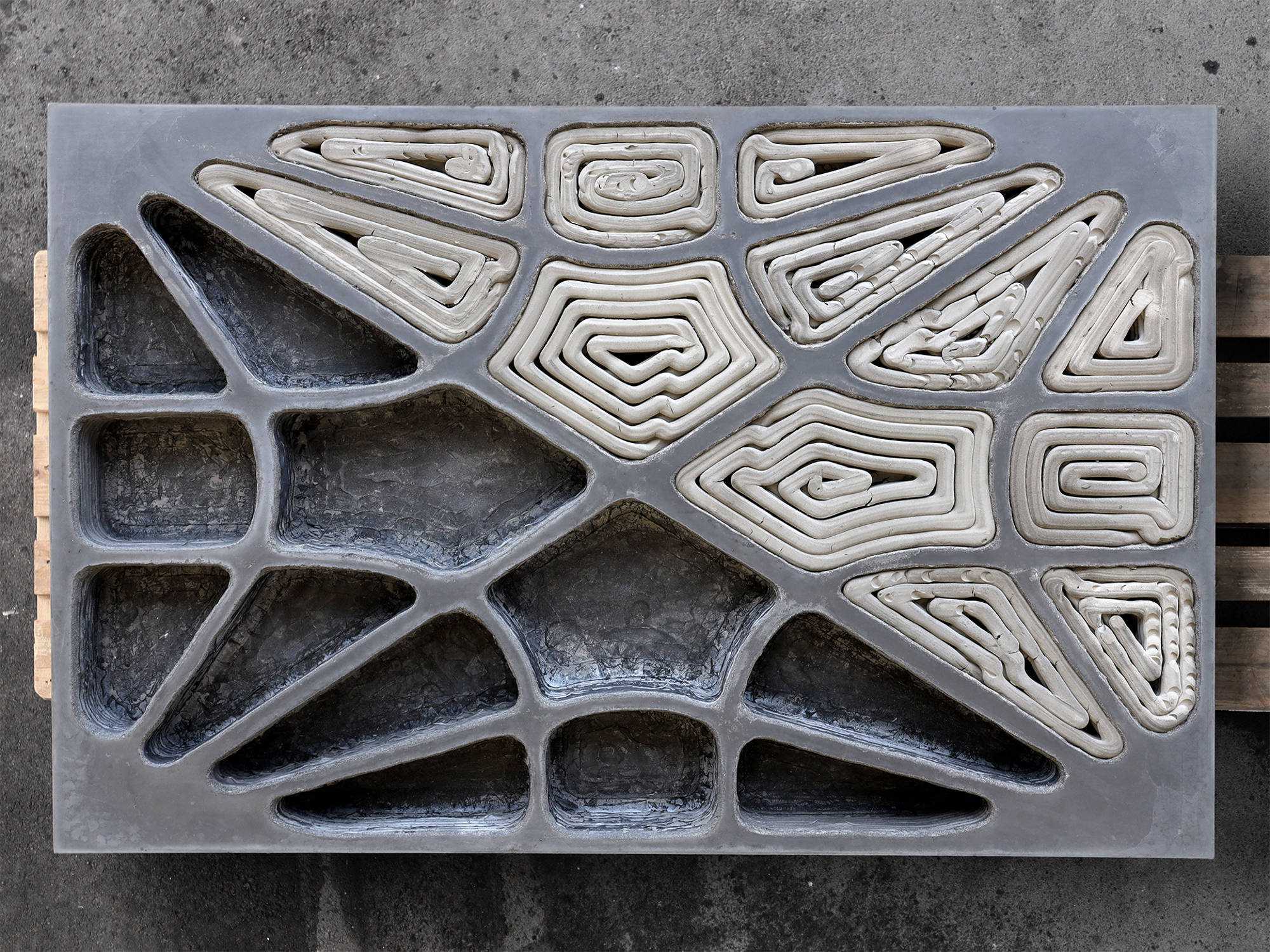 Im Rahmen des Forschungsprojeks Foamwork des Instituts Digital Building Technologies (DBT) an der ETH Zürich entstand mithilfe einer neuen Schalungsmethode ein betonsparendes Deckenelement.