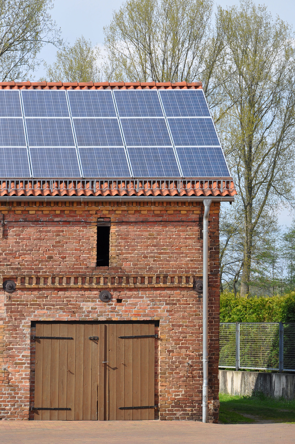 Die Kombination mit einer Photovoltaikanlage, die den für den Betrieb benötigten Strom erzeugt, kann die Kosten für den Betrieb einer Wärmepumpe deutlich minimieren.