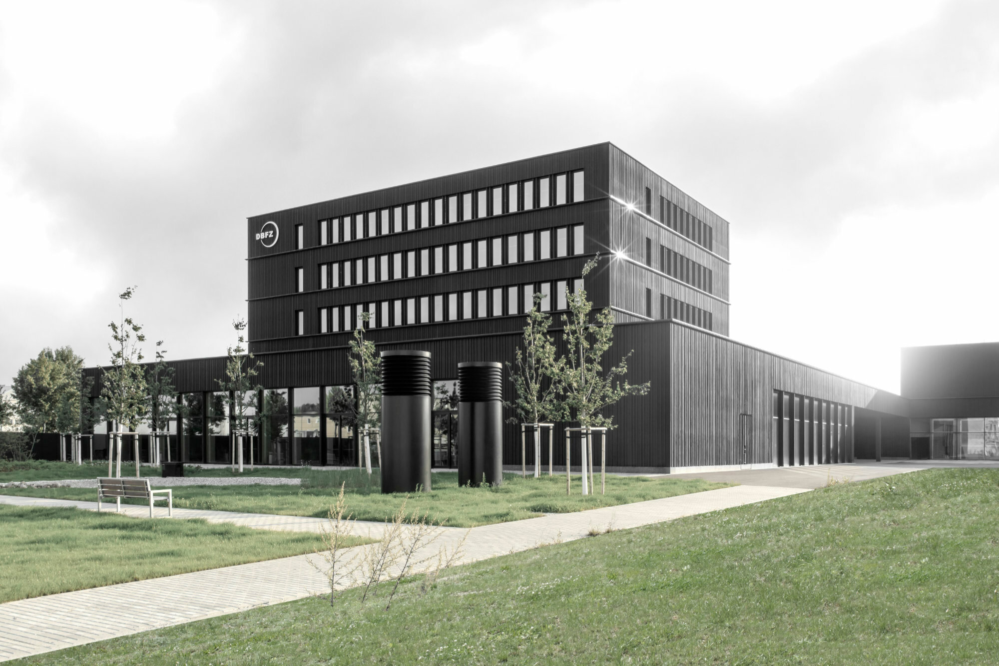 Eingangsseite mit Verwaltungsturm und markanter Holzfassade
