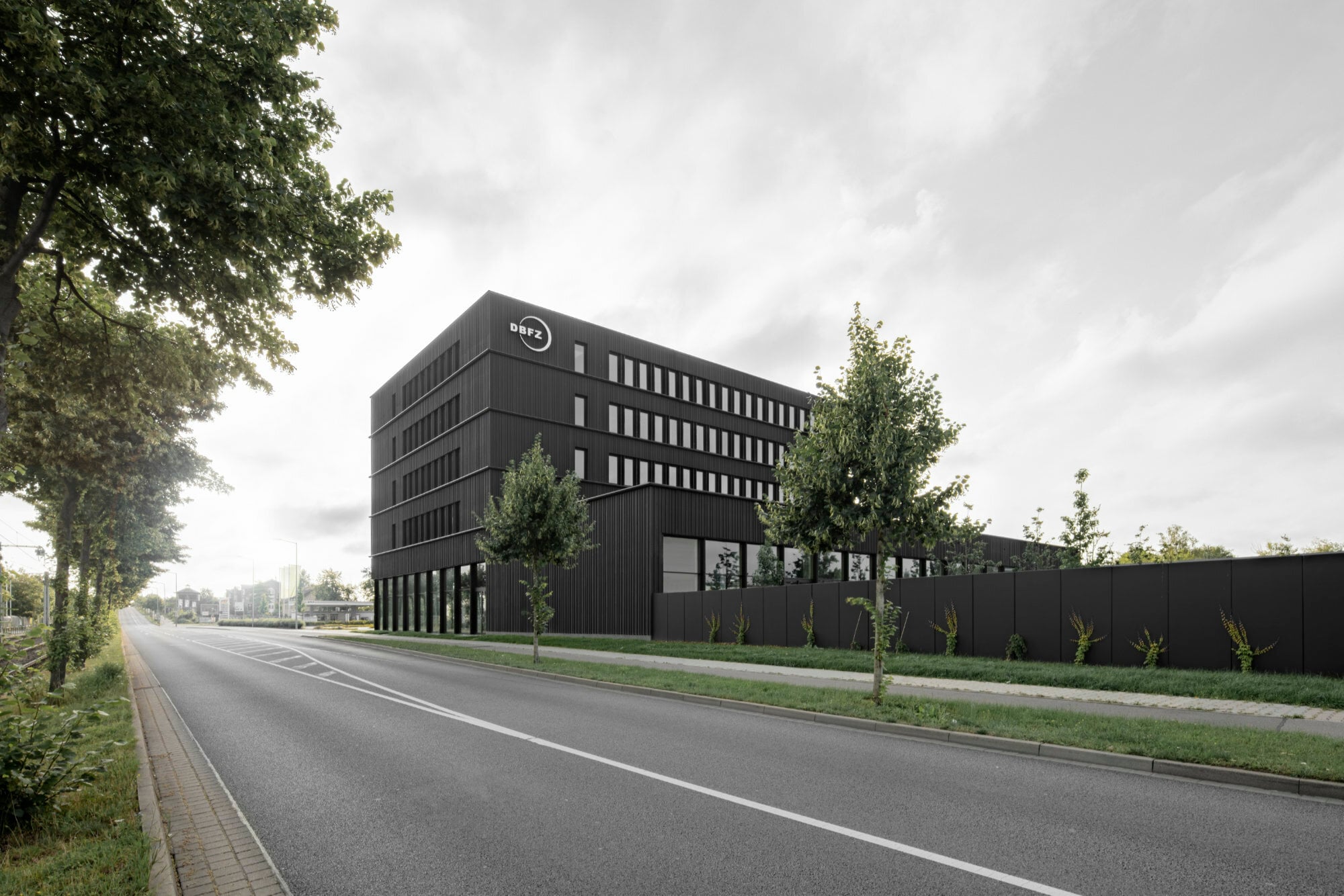 Der Gebäudekomplex entstand als Ergebnis eines Wettbewerbs nach Plänen von Schulz und Schulz Architekten.