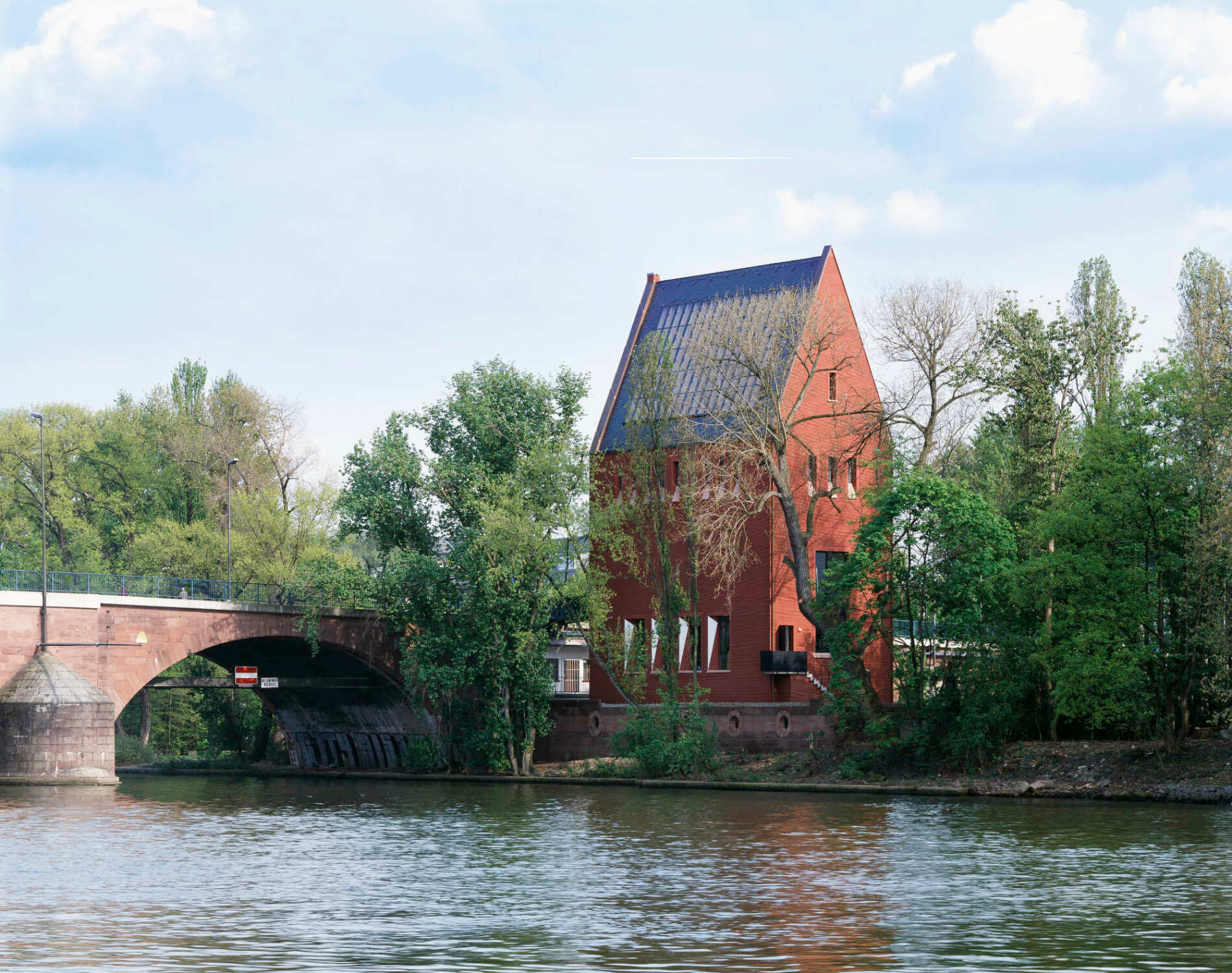 Die Kunsthalle Portikus von Mäckler Architekten ist eine der Stationen auf der Steildach-Tour durch Frankfurt am Main.