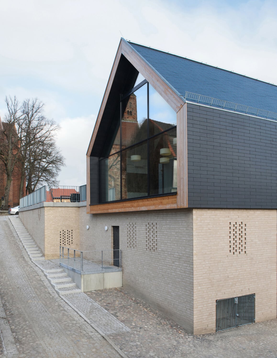 Am Johann-Heinrich-Voß-Haus, einem Kulturzentrum in der Stadt Penzlin, endet die mehrtägige Steildach-Tour rund um Rostock.