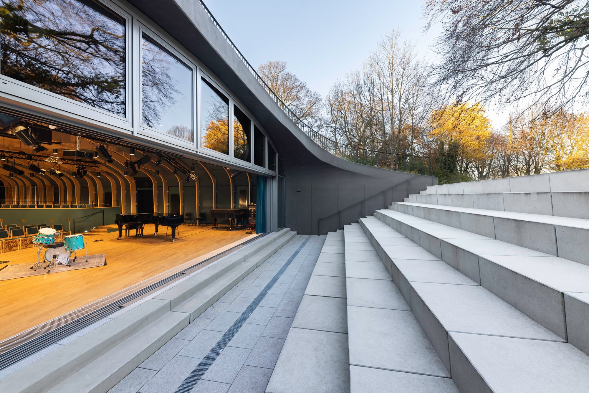An milden Sommertagen lässt sich die Fassade zum Amphitheater öffnen – dank der sechstteiligen Schiebefenster cero von Solarlux.