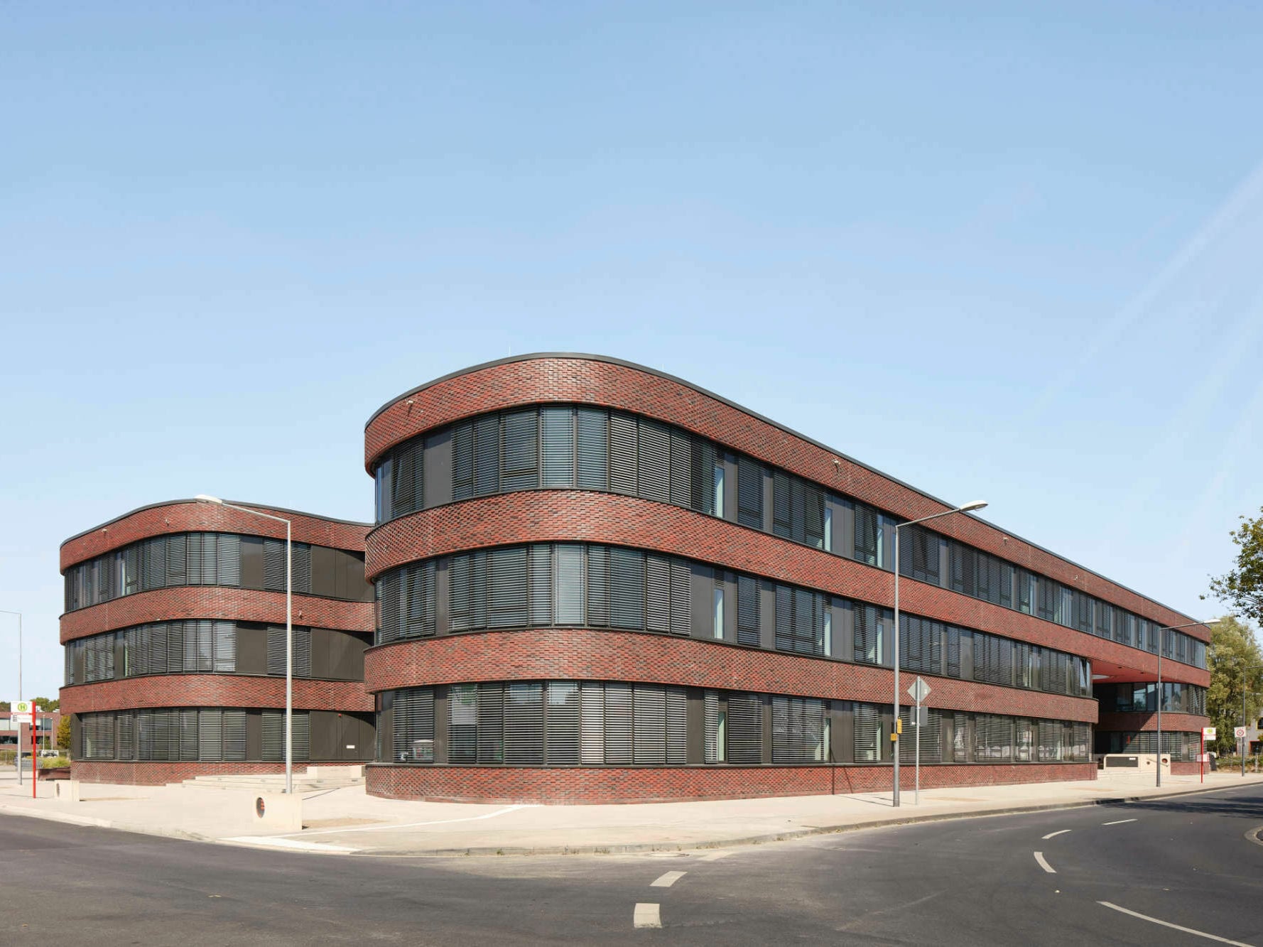 Einen eleganten Neubau mit Anklängen an die Klassische Moderne erstellte der Kölner Architekt Bernhard Trübenbach in Kooperation mit Claudia Kister Architekten in Köln-Vogelsang.