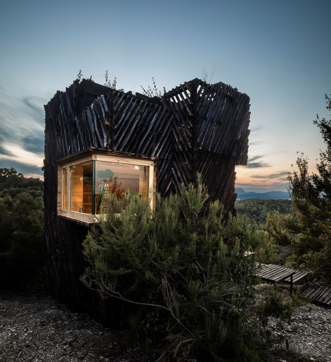 Gelegen ist das besondere Tiny House zwischen Bäumen im Naturpark Serra de Collserola, nahe Barcelona. Das Projekt wendet den biologischen Kreislauf auf die Bauindustrie an.