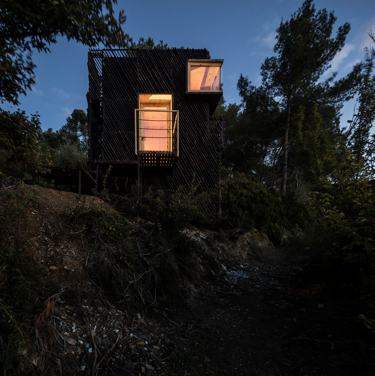 Für den 12 m² Bau verwendeten die Studierende nur die lokalen Materialien des Naturparks, in dem die Hütte liegt.