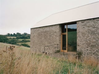 Zwischenzeitlich eine Ruine, ist die ehemalige Scheune Redhill Barn in der südwest-englischen Grafschaft Devon nach Sanierung und Umbau durch das Architektenbüros Type wieder bewohnbar.