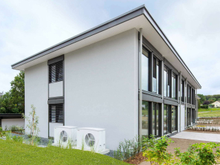 Die Häuser, bei denen Beton- und Holzelemente konstruktiv miteinander kombiniert wurden, beherbergen jeweils vier Wohnungen – zwei im Erdgeschoss und zwei im Obergeschoss.