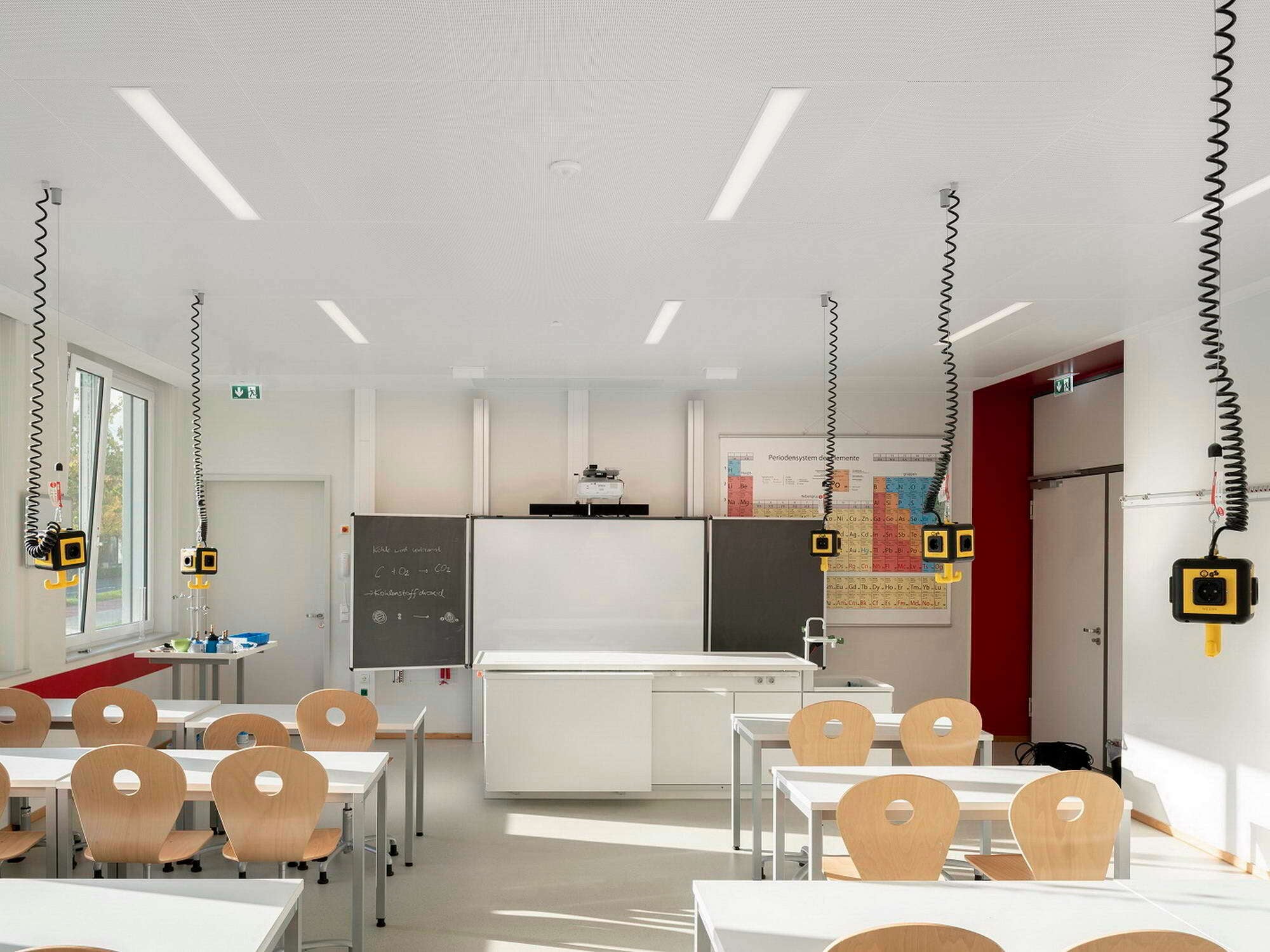 Durch sein Installationsprinzip nahezu unsichtbar innerhalb perforierter Metalldecken wird der Luftauslass „Breeze“ auch architektonischen Ansprüchen gerecht.