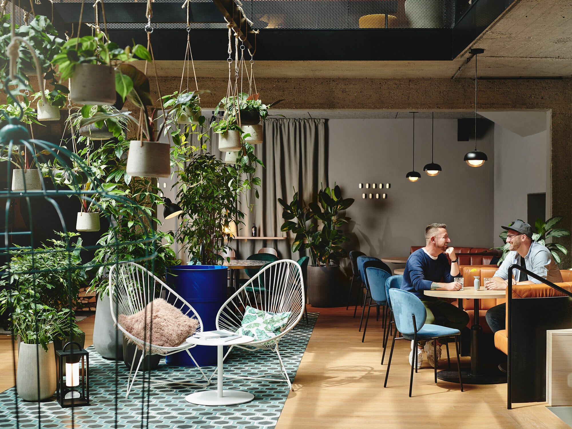 Unterschiedliche Bodenbeläge zonieren das offene Raumkonzept des glasbedachten Hofs, in dem Lobby, Restaurant, Bar und Lounge untergebracht sind.