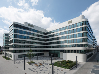 Der Neubau der DB Unternehmenszentrale in Frankfurt am Main besteht aus zwei siebengeschossigen Gebäuden mit Kammstruktur.