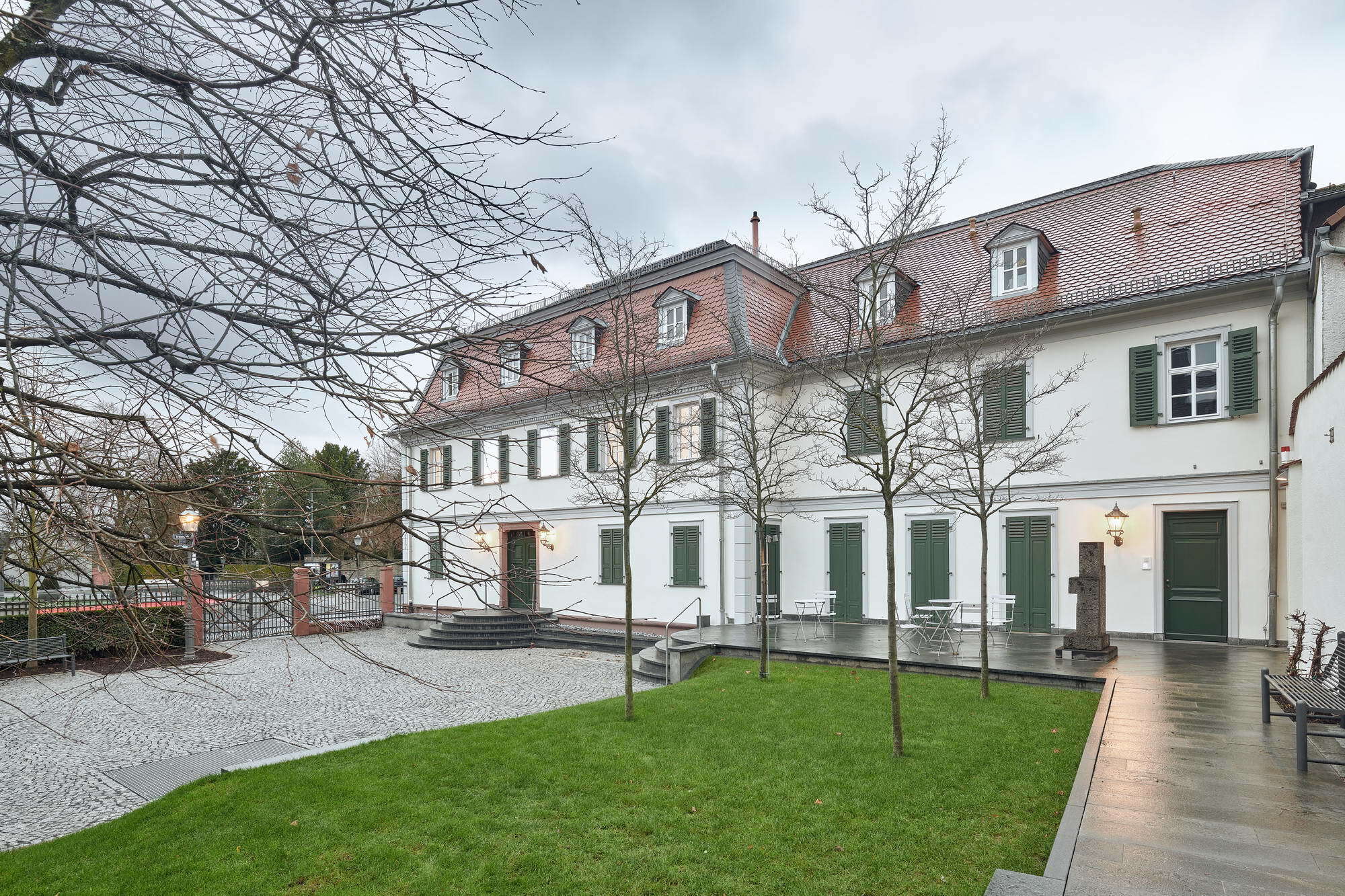 Im Hof selbst sieht man nach Fertigstellung lediglich zwei mit befahrbaren Gittern versehene Bodenschächte für die Zu- und Abluft, außerdem eine Außenluftansaugung an der rückwärtigen Hofmauer.