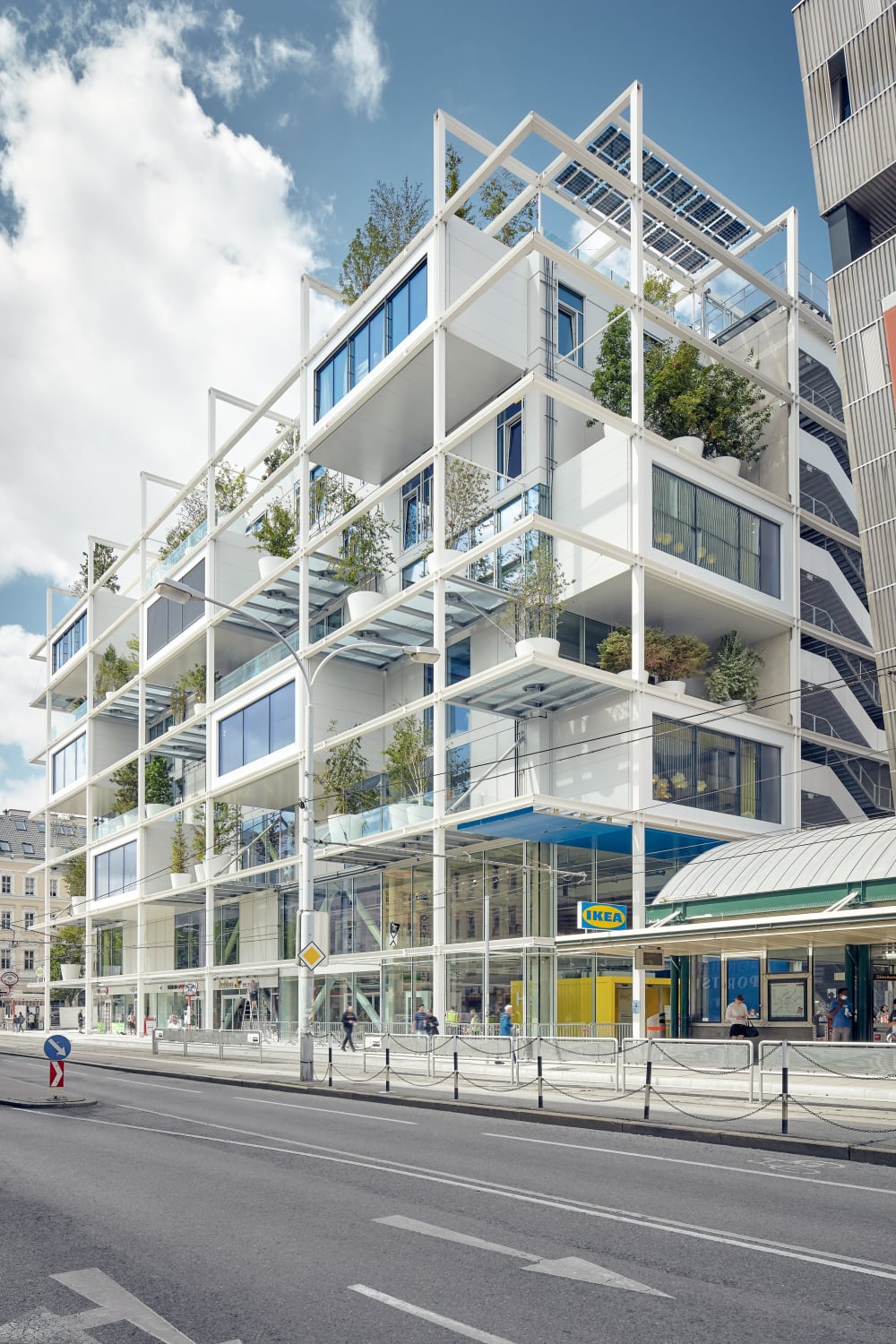 In dem sieben- bis achtgeschossigen Gebäude befindet sich auch ein Hostel.